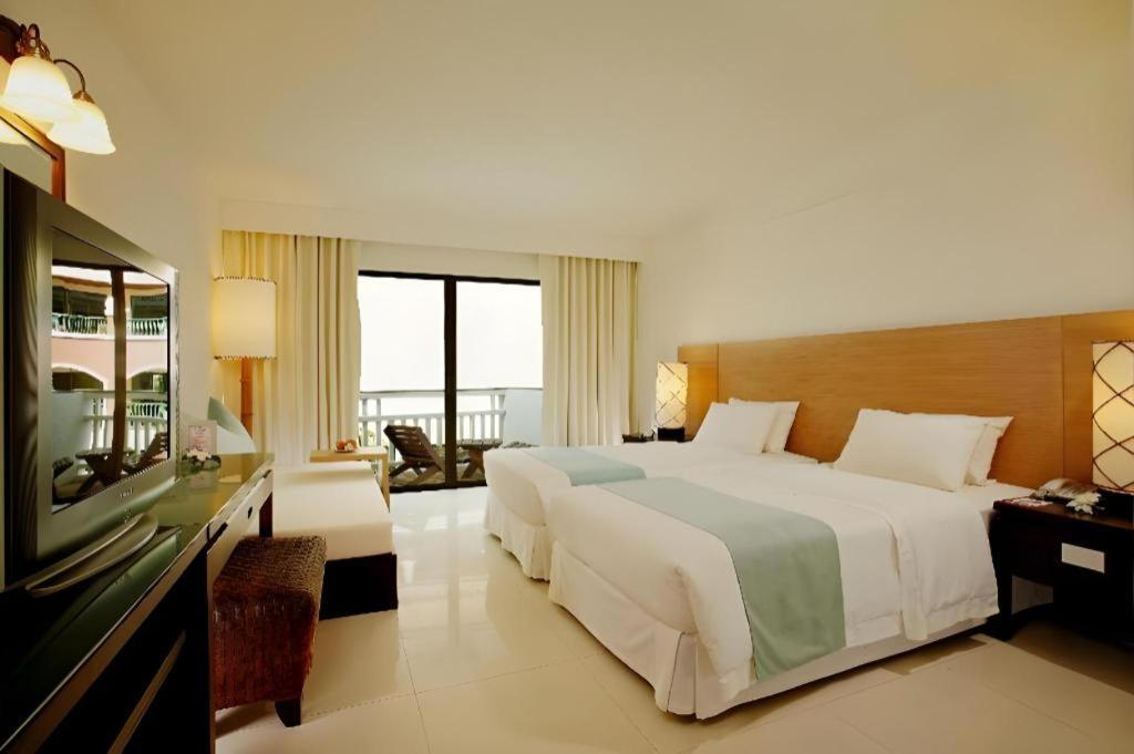 Ramada By Wyndham Phuket Southsea 호텔 Karon 외부 사진