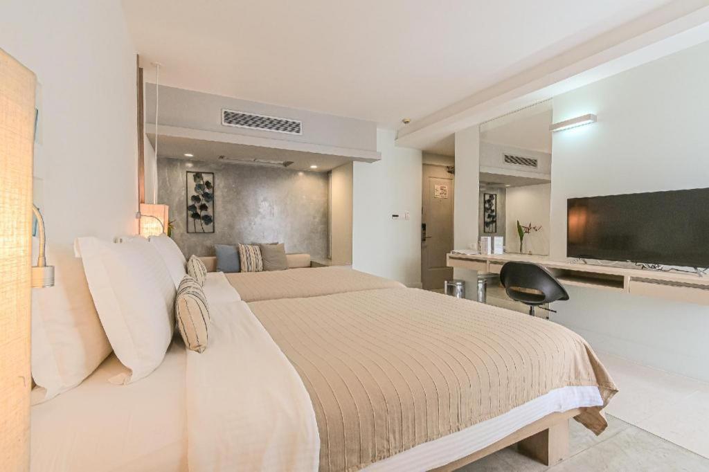 Ramada By Wyndham Phuket Southsea 호텔 Karon 외부 사진