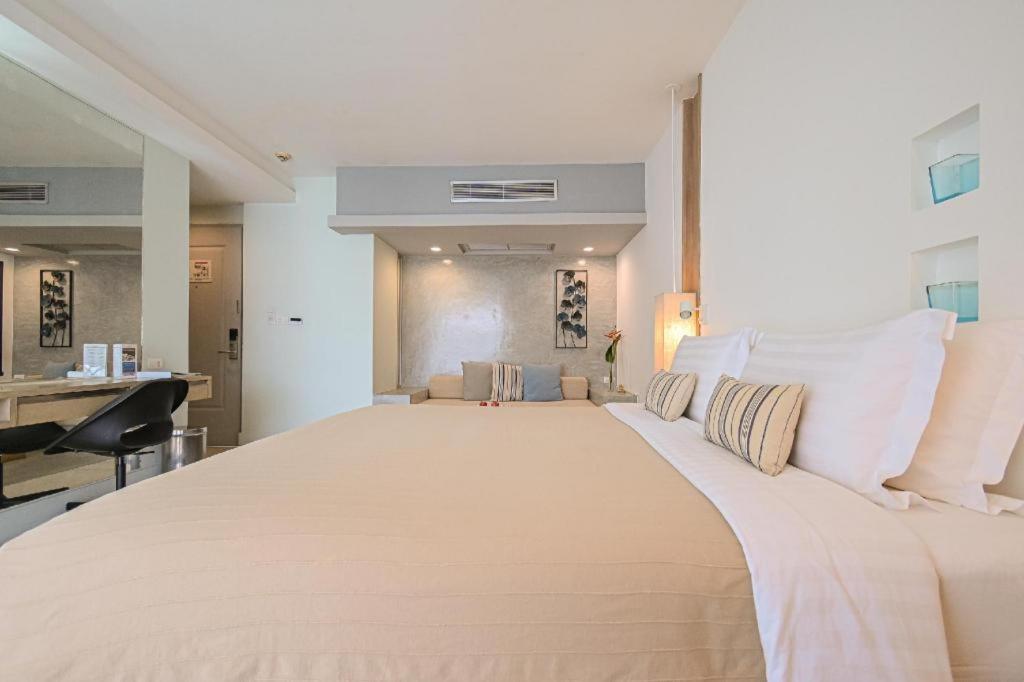 Ramada By Wyndham Phuket Southsea 호텔 Karon 외부 사진